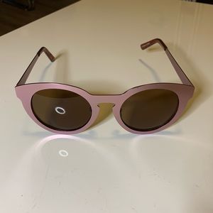 Round Sunglasses With Tortoise Shell Ends 
S/M
pink 
NWOT